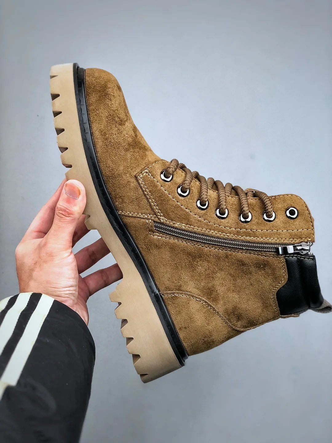 Local 💰640 supports store opening new goods 🚀 #Timberland Timberland/Timberland new autumn and winter products essential outdoor leisure rhubarb boots series for autumn and winter #Guangdong Dachang quality original box original packaging fashion trend matching fabrics made of Italian 🇮🇹 top matte fine-grained cowhide lightweight outsole with anti-odor and anti-corrosion genuine leather latex insoles from outsole to hardware are made from OEM raw materials Same as the original Goodyear's never-opening glue process. Good products don't kill pigs. The quality of the first order is strictly controlled. Exclusively released on the entire network. The quality is beyond doubt. The full set of official website unified packaging gives you a perfect wearing experience. The quality is exquisite and durable. A must-have for sportsmen. Specializes in not looking handsome. High-quality feet feel first-class. This winter, it is specially used for outdoor cold protection. Daily casual matching. Size: 38-44 (leather shoe size)